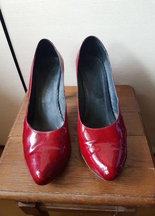 Туфлі червоні лаковані на високому каблуці. р 403 фото