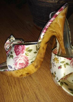 Нарядні шльопанці на шпильці