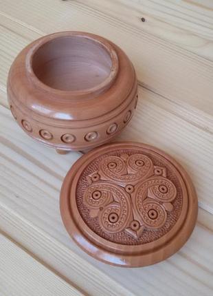 Кругла дерев'яна шкатулка рахва ручної роботи різьбленим орнамент