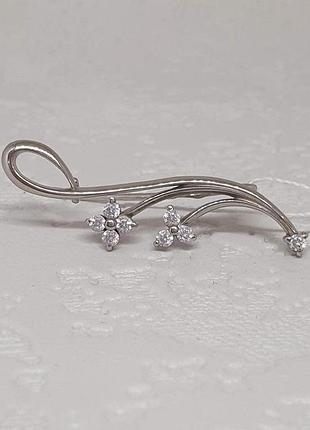 Серебряная брошь с фианитами. 9527