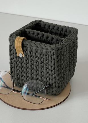 Квадратний кошик для зберігання окулярів, пультів, телефона на стіл чи приліжкову тумбу.1 фото