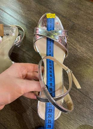 Фирменные стильные серебристые босоножки на прозрачном каблуке8 фото
