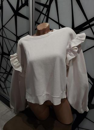 Свитшот на флисе с оборками на плечах от zara молочного цвета 46-48