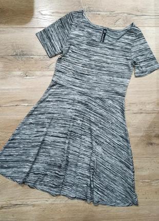 Симпатичное трикотажное платье.