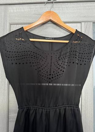 Черное платье terranova с вырезанным узором6 фото