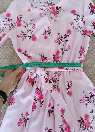 Платье, нежно розовое в цветочный принт.4 фото