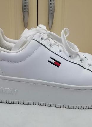 Кросiвки на платформi tommy hilfiger flatform ess на стопу 23,5 см стан нових, натуральна шкiра2 фото