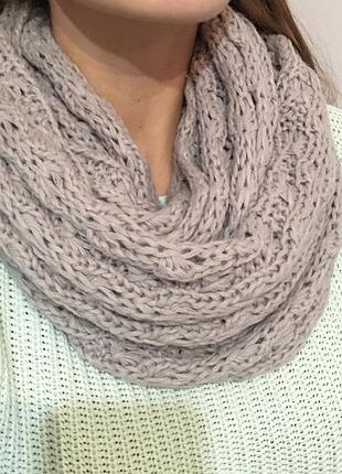 У язаний шарф-хомут.