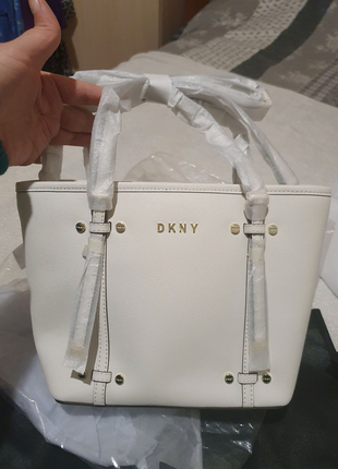 Ошатна стильна біла сумочка dkny