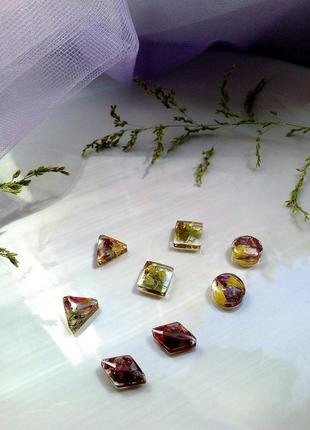 Сережки з квітами в ювелірній смолі.7 фото