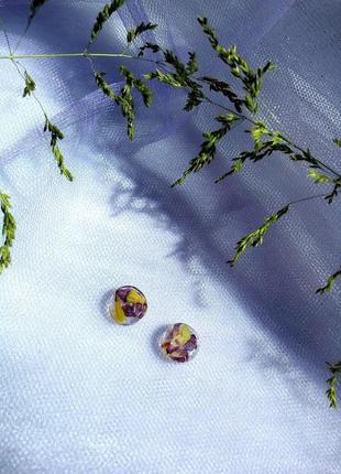 Сережки з квітами в ювелірній смолі.3 фото