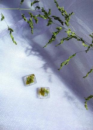 Сережки з квітами в ювелірній смолі.3 фото