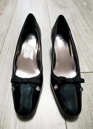 Черные лаковые туфли на низком каблуке clarks