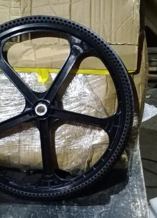 Велосипедні колесо з безкамерної покришкою 26 x 1,55 фото