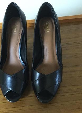 Clarks елегантні нові туфлі