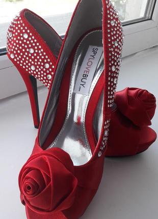 Ошатні, гарні туфлі з трояндою червоні на підборах. фірма crysta