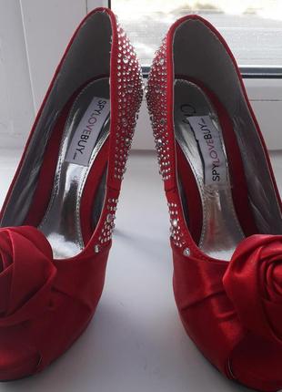 Ошатні, гарні туфлі з трояндою червоні на підборах. фірма crysta2 фото