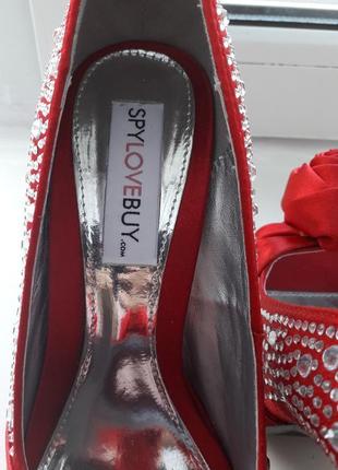 Ошатні, гарні туфлі з трояндою червоні на підборах. фірма crysta3 фото