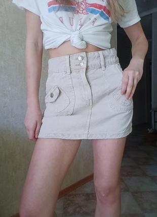 Бежевая джинсовая юбка с накладными карманами