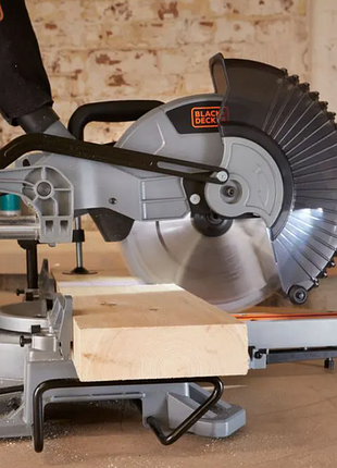 Пила торцювальна мережева black+decker bes710