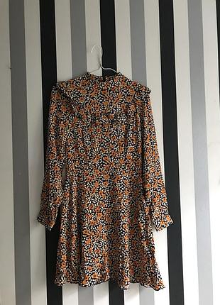 Красиве довге плаття з довгим рукавом