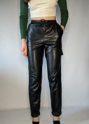 Шкіряні джогери еко штучна шкіра карго штани брюки бігунці з кишенями
