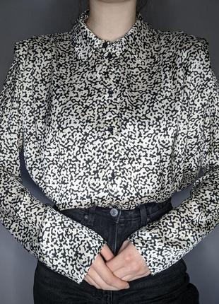 Принтованная блуза блузка со стойкими плечиками на длинный рукав животный анималистический принт черно белая1 фото