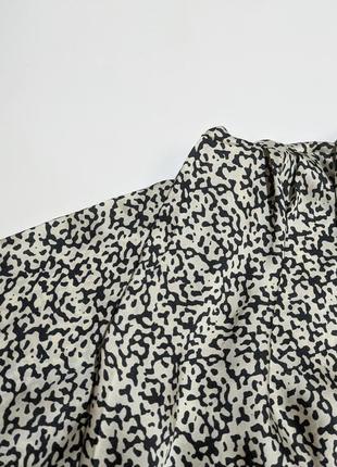 Принтованная блуза блузка со стойкими плечиками на длинный рукав животный анималистический принт черно белая8 фото