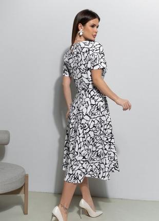 Чорно-біле приталене плаття з принтом, білий, s3 фото