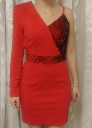Красное платье с пайетками