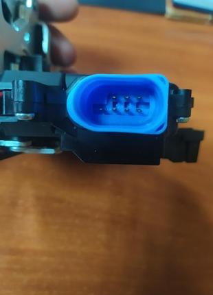 Замок дверей задний правий volkswagen  golf v touareg jetta