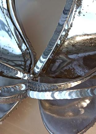 Шикарные серебристые женские босоножки на шпильке9 фото