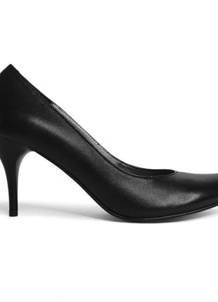 Класичні шкіряні чорні туфлі на середньому каблуці.1 фото