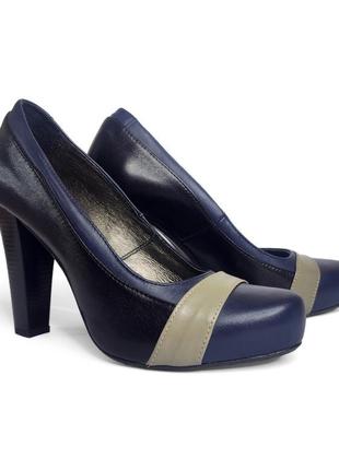 Шкіряні темно-сині жіночі туфлі на середньому-високому каблуці2 фото