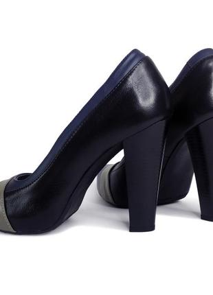 Шкіряні темно-сині жіночі туфлі на середньому-високому каблуці4 фото