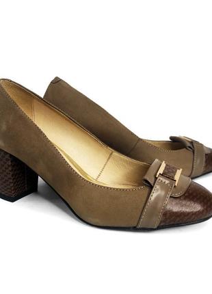 Класичні коричневі туфлі на низькому каблуці (нубук)