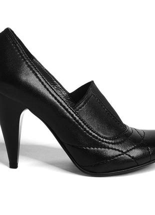 Класичні шкіряні чорні туфлі на середньому каблуці1 фото