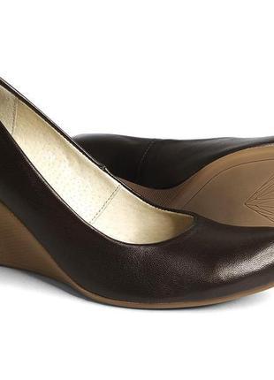 Шкіряні коричневі жіночі туфлі на низькій танкетці (шкіра)2 фото