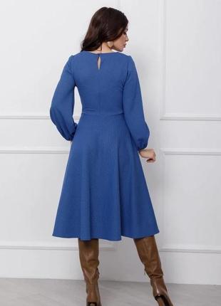 Синее классическое платье с объемными рукавами, фактурный трикотаж, деловой3 фото