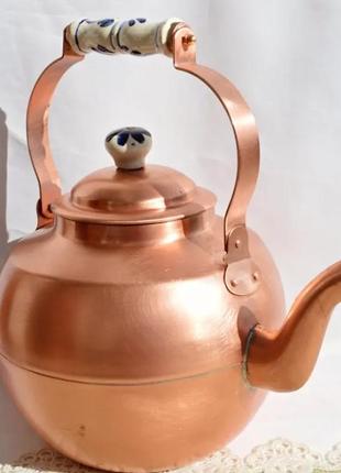 Прекрасний, великий антикварний чайник, об'єм- 3,5 л.
 сер.хх століття. мідь, порцеляна. медный чайник4 фото