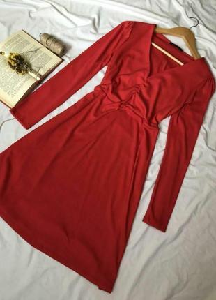 Червона сукня з гарним вирізом1 фото