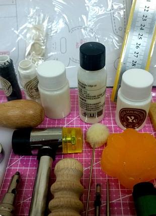 Набор инструментов для работы с кожей 37 предметов с химией + шаблоны для шитья leather craft4 фото