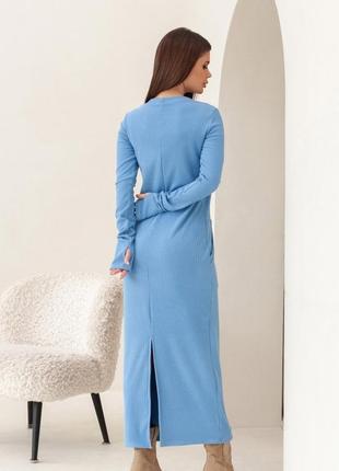 Голубое длинное платье в рубчик, фактурный трикотаж, повседневный3 фото