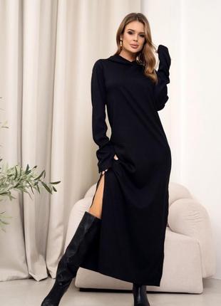 Длинное черное платье с капюшоном, фактурный трикотаж, повседневный
