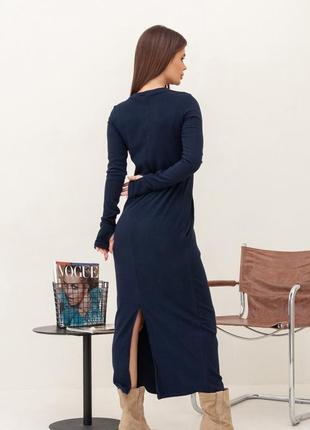 Темно-синее длинное платье в рубчик, фактурный трикотаж, повседневный3 фото