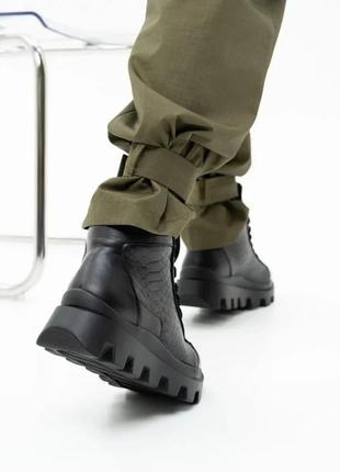 Черные кожаные ботинки с фактурными вставками, кожа/мех, повседневный3 фото