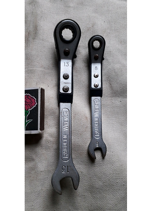 Ключі тріскачки на 13 і 8 мм.