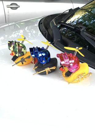 Гумова качка з автоматом у шоломі в машину + подарункова коробка