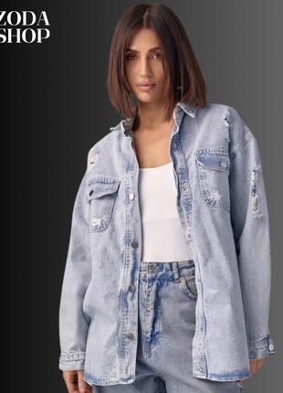 Женская джинсовая рубашка с рваным декором, цвет: голубой. джинсовая рубашка-куртка с потёртостями и разрывами