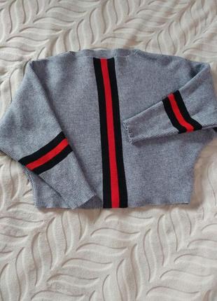 Интересный свитер джемпер уктроченный в рубчик с полосами